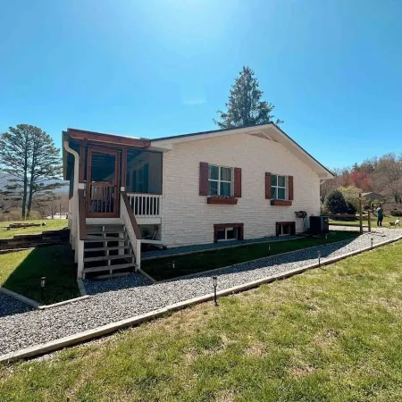 5/4 including 2 in-laws suites, 1 min to downtown!