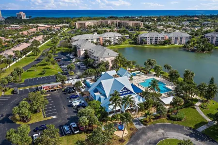 Newly Redone and  furnished 2/2 condo that is walking distance to the beach Отели рядом с достопримечательностью «Xanadu»