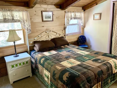 Relaxing Forest Retreat/minutes from Lake George
