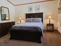 New on market.  Cabin with 3 beds and 3 baths surrounded by forest Hotels in Springville