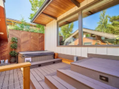 Downtown Kirkland Lakeview House and Guest Cottage Hotels in Kirkland