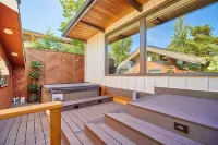 Downtown Kirkland Lakeview House and Guest Cottage