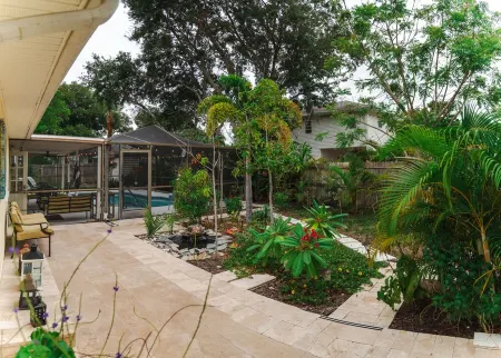 Casa Tropicál - Heated Saltwater Pool, Near Beach Отели рядом с достопримечательностью «Pop Stansell Park»