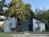 Lovely, bright house .4 miles from Main Street, private pool