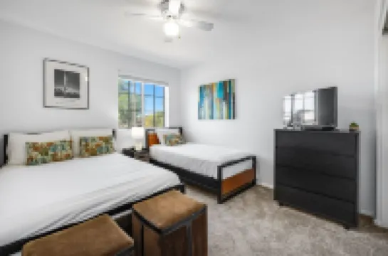 Lake House! Paddleboat, kayaks, fire pit, bikes, fish! fountain&mountain views!