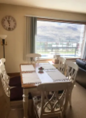 Lake Chelan: Private Pool, Hot Tub, Stunning Views, 7 Mins to Chelan Sleeps 6