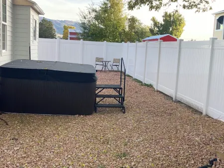 Cozy Cottage in Monroe. Newly remodeled with fun amenities including hot tub! Отели в г. Монро