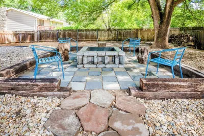 Tailgate House Near Stadium! Fire pit, basketball ct, pool table! Cozy and fun!