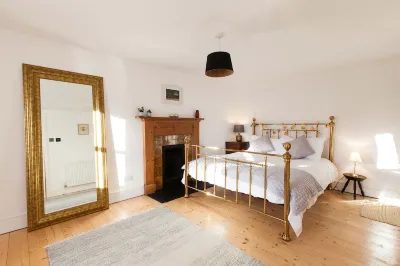 Cute, cosy cottage with retro Dutch Tub.  호텔