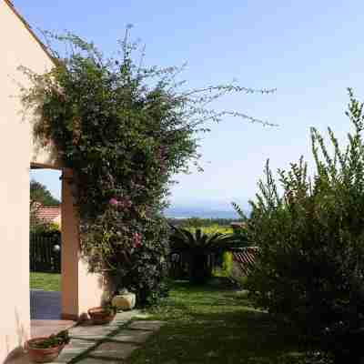 Villa with beautiful garden overlooking the sea Hotel Exterior