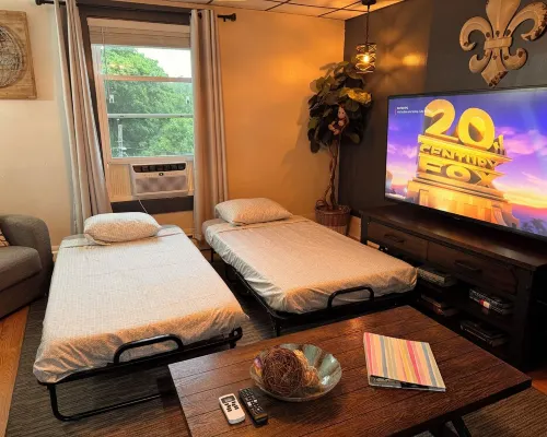 Charming apt -2 Bedroom -Close to Beach/Sleeps 6 Hotels in Ipswich