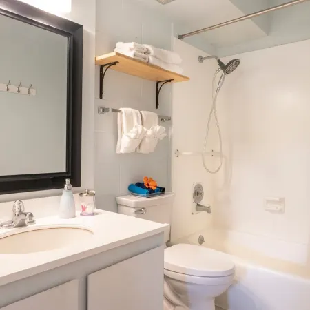 Pool View, 5Min Walk to Charley Young or Kam 1 Beach, Comfortable King-Bed. AC
