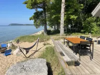 Lake MI Private Beach; fireplace, Sunsets. Close to Fishtown & Sleeping Bear