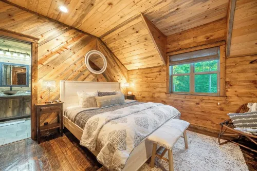 Great family cabin! Huge deck! Creek! Mini cabin! Lots of amenities!