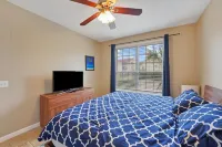Luxury Seawall Beachfront Condo, Spacious, Quiet, 2 Resort Pools Galveston