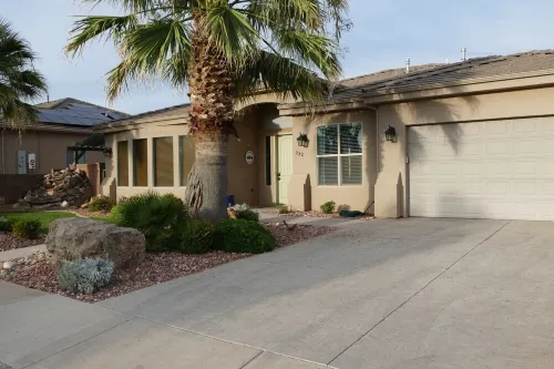 Private Home & Fenced POOL 32'x16', sleeps 15, Jacuzzi,  TV/Game rm, Play-Set