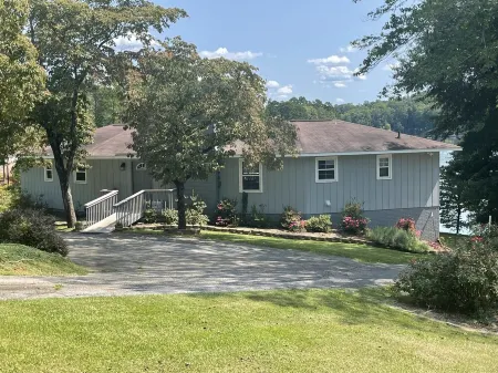 Beautiful Home on Lake Keowee- Deep Water Dock- 4bd/4ba -Close to Clemson