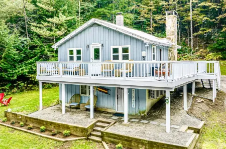 Modern Chalet w/ Serene Views and Jacuzzi Hot Tub- 15 Minutes to Okemo Mountain