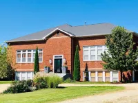 Historic Schoolhouse, Modern Retreat - con encanto