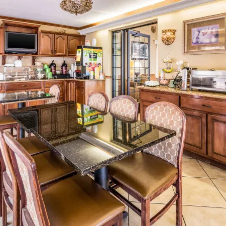 Econo Lodge Inn & Suites Griffin North