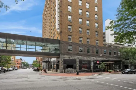 Cozy 1-bedroom condo in the heart of Des Moines Отели рядом с достопримечательностью «Грэйтер Де-Мойн Ботаникал Гарден»