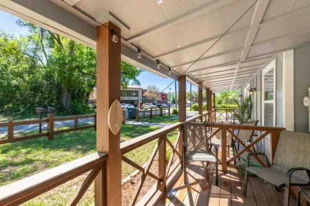 Relaxing Duplex Retreat - Beaches, Hospital, Food