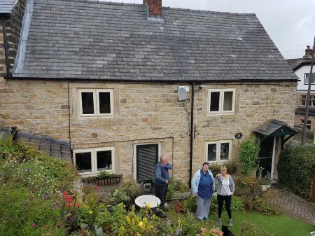 Beautiful 2 bedroomed stone cottage in the centre of Crich Отели в г. Крич