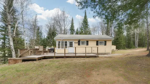 Classic Cozy Cottage Centrally Located for Your Fall Color Explorations!