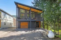 Downtown Govy Lodge, 4 bedroom with Hot Tub, AC, WiFi and Game Room! Hotels in Government Camp