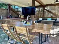 River Haven: Hot Tub, Outdoor Lounge, Walk to Beach