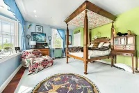 Secluded 7000sq foot  home 5 minutes from the beach and 15 minutes from Newport!