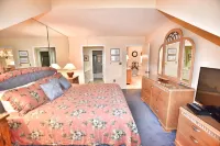Beautiful Lake View Villa in the Prestigious Kingston Plantation/Pools/Lakes