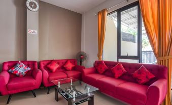 RedDoorz Syariah Near Airlangga University Campus B