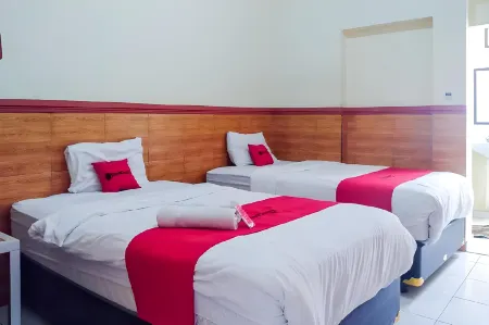 RedDoorz Syariah at Griya Soeratin Pacitan Отели в г. Пачитан