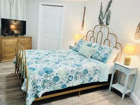 2 bd 1 bath home - King bed - close to beaches&downtown - backyard with firepit