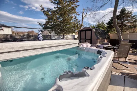 3 Bedroom Mimosa Pool Oasis, Sleeps 8, Outdoor Shower &Hot Tub.Dog & EV Friendly Отели рядом с достопримечательностью «Cape May Lighthouse»