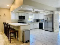 Vanderbilt Beach Retreat- 4 Bed Ranch, Spacious, & Pet-Friendly with NO PET FEES Hotel a Naples Park