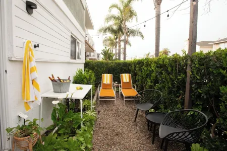 Newly Renovated Casual Modern Home Steps to Beach Отели рядом с достопримечательностью «Ньюпорт-Бич»