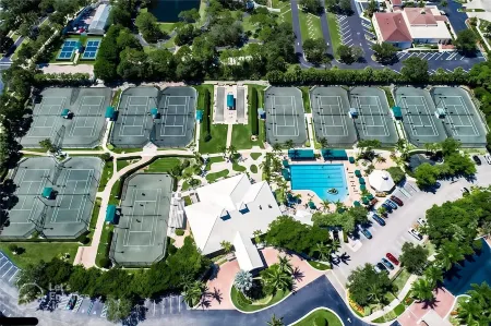 -Sunny Naples Charm-Your Perfect Naples Getaway!