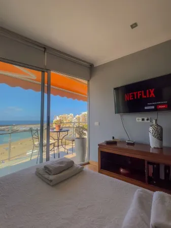 Cozy Seafront Apartment in Las Canteras with Ocean Views