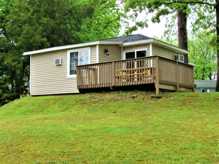 Cabin 3 at Kentucky Lake's  Lynnhurst Family Resort