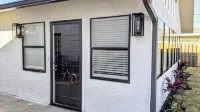 Trendy Cottage - Short walk to the beach - Backyard Oasis