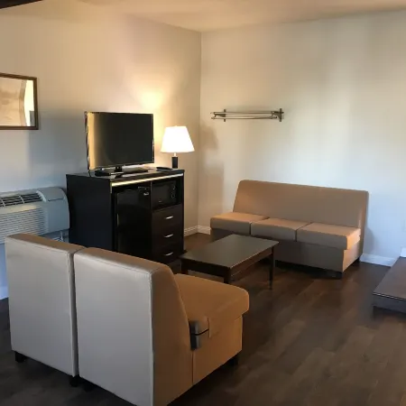 Manhattan Inn & Suites