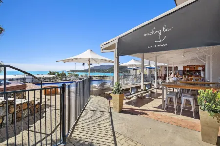 Ocean Views 16a Wifi Pool & Spa Отели рядом с достопримечательностью «Port of Airlie»