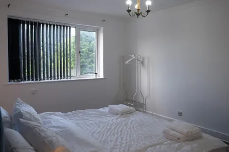 2-bedroom- Stoke-on-trent-sleeps 5-petsok Отели рядом с достопримечательностью «Трентам Гарденс»