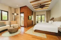Indura Beach & Golf Resort. Curio Collection by Hilton - С тренажерным залом