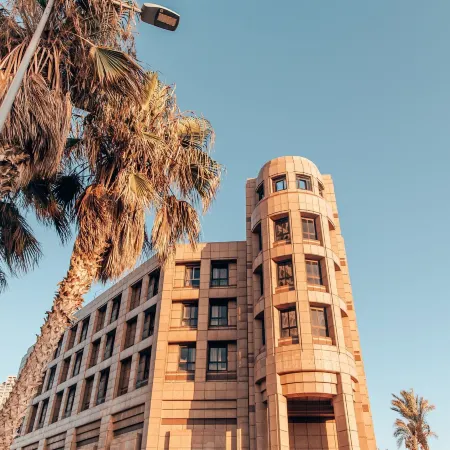 Seven Beach TLV - by 7Even Hotels Отели рядом с достопримечательностью «Пляж Чарльз Клор»