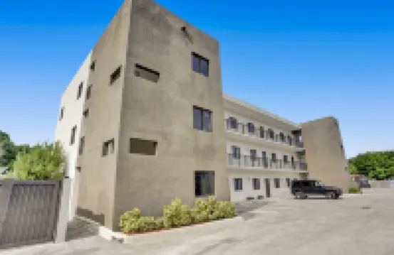 Renzzi Wynwood Apartments Hotels near Santa Clara Station