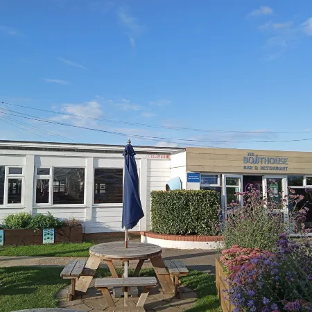 Heacham Beach Caravan - Sleeps 6 - Pets Ok