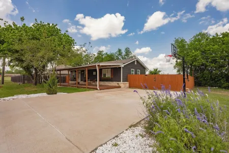 The Porch- A cozy stay just 5 mi to BU/Magnolia/Downtown